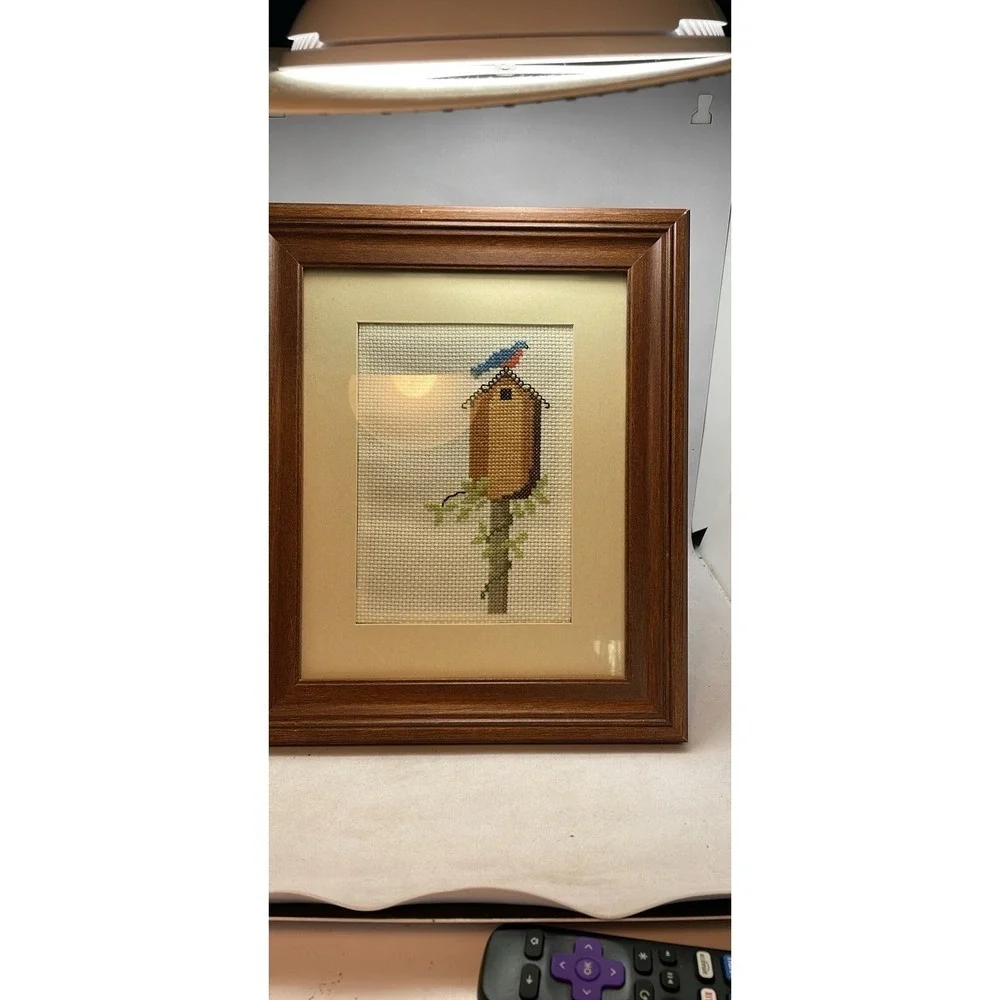 VINTAGE‎ CROSS STITCH FRAMED GLASSED PICTURE BIRDHOUSE & BIRD BURLAP MATT  1980